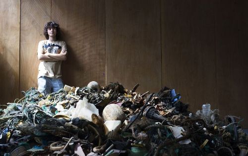 شاب في ال 19 يكتشف حلا لتخليص المحيطات من نفايات البلاستيك