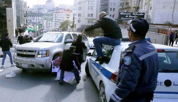 فيديو| بيت لحم... فلسطينيون يطردون وفدا أميركيا ويرمونهم بالأحذية