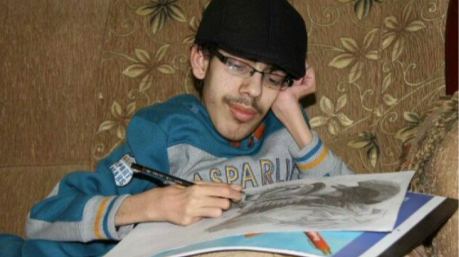 محمد الدلو.. قلم الرصاص يتغلب على المرض العضال