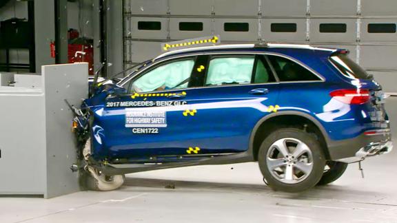 فيديو... تعرف على السيارة الأكثر أمانا في العالم