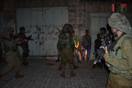 الاحتلال يعتقل 14 مواطنا من الضفة والقدس