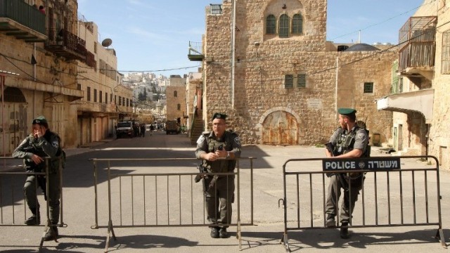 مصادر عبرية: اعتقال فلسطيني حاول دهس جنود في الخليل