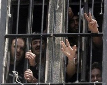 200 من عائلات الأسرى في طولكرم يزورون أبنائهم في سجن النقب