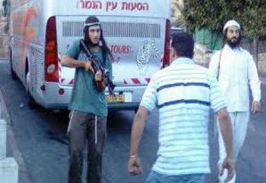 مستوطن يطلق النار تجاه سيارة فلسطينية شمال الخليل
