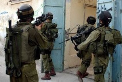 قوات الاحتلال تعتقل 12 شاباً غرب رام الله