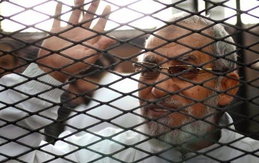 محكمة مصرية تقضي بإعدام مرشد الإخوان و13 آخرين