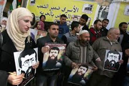 وقفة تضامنية مع الأسرى أمام الصليب الأحمر الدولي في جنين