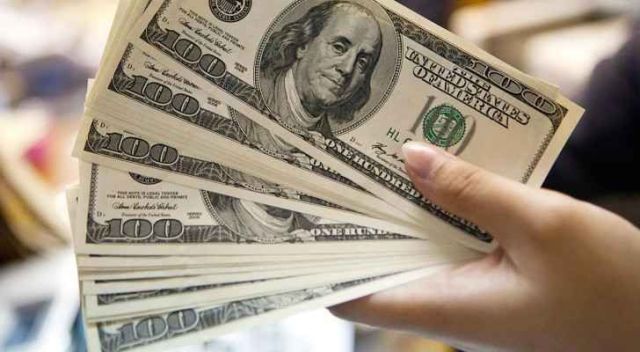 الدولار يتجه لتسجيل مكاسب سنوية رغم الصعود الوجيز لليورو