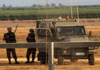 الاحتلال يزعم اعتقال فلسطينيين تسللا خلف السياج جنوبي القطاع