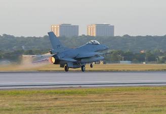 8 طائرات أمريكية من نوع F-16 إلى مصر