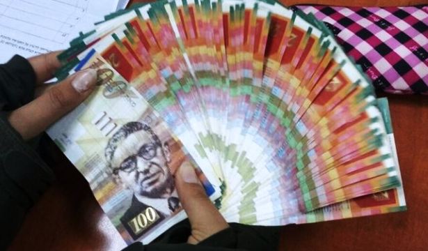 الاحتلال يعتقل 6 مواطنين ويصادر عشرات الآلاف من الشواقل في الضفة 