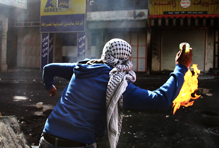 نجاة مجموعة من جنود الاحتلال من حريق بالمولوتوف في الخليل