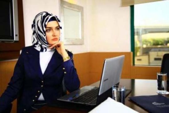 هل عمل المرأة يساعد في استقرار الحياة الزوجية؟