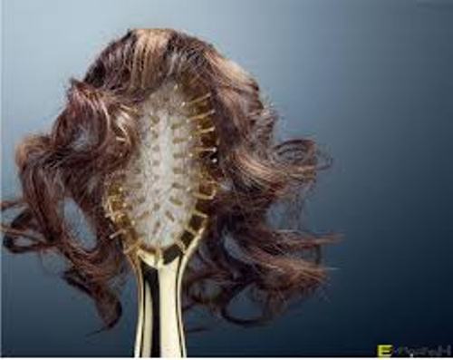 أسباب تساقط الشعر.. وخطوات المعالجة