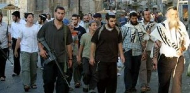 مستوطنون يقتحمون منطقة الاسحاقية في المسجد الإبراهيمي بالخليل