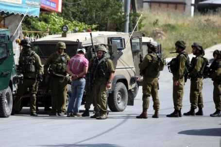 القدس.. الاحتلال يعتقل شقيقين ويفتش المركبات بسلوان