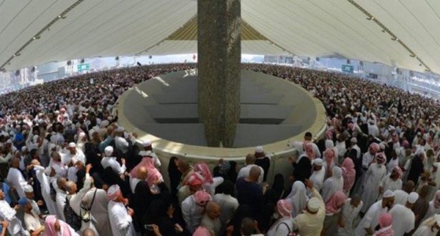 ضيوف الرحمن يواصلون رمي جمرة العقبة الكبرى في منى