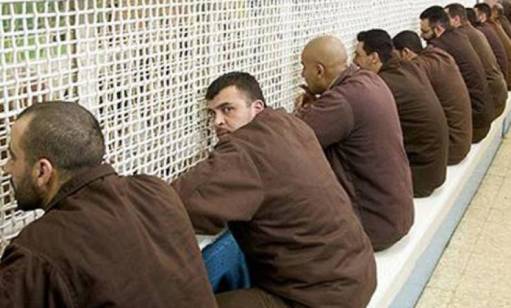 إدارة السجون تمنع أهالي الأسرى من الزيارة لساعات في معتقل ريمون