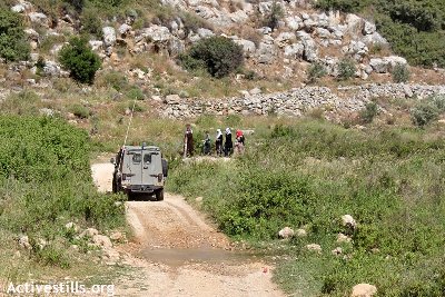 الاحتلال يجبر متطوعين على مغادرة أرض في وادي قانا