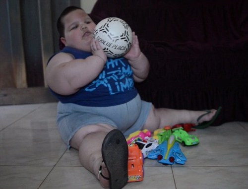 صبي في الثالثة يزن 70 كيلوغراماً ولا يتوقف عن الأكل