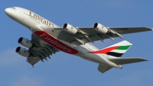 أول ليبية تحصل على رخصة قيادة طائرات 