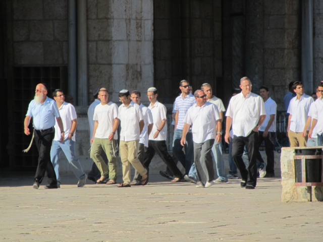 اقتحامات وإجراءات مشددة في الأقصى المبارك