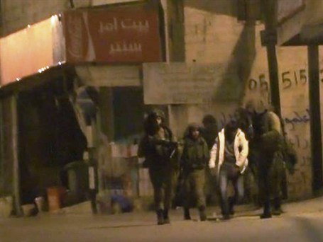 الاحتلال يعتقل 3 شبان من قلنديا والخليل