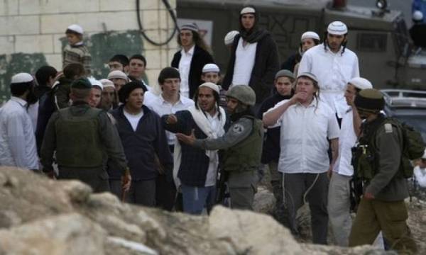 مستوطنون يعتدون على طفلين فلسطينيين في الخليل