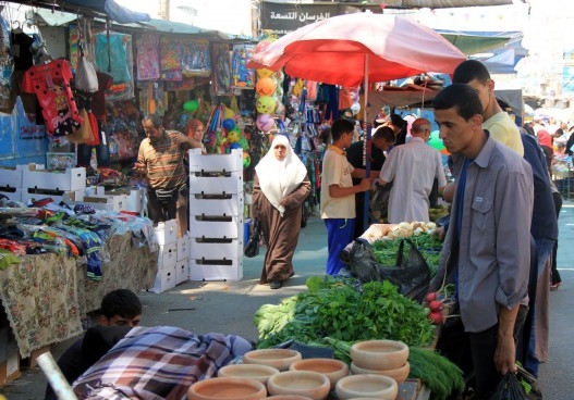 أزمة  مرورية خانقة  في شارع النصيرات الرئيس بغزة 