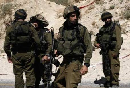 قوات الإحتلال تعتقل شابيْن فلسطينيين قرب غزة