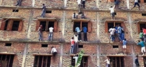 عائلات هندية تتسلق جدارن مدرسة لتغشيش أبنائها