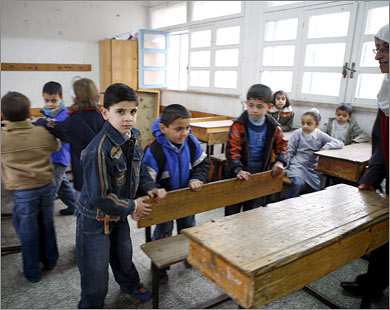 التربية تدعو للضغط على الاحتلال لوقف انتهاكاته بحق التعليم في فلسطين