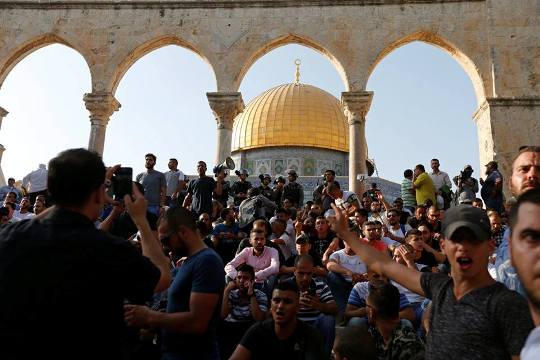 الاحتلال يمنع من هدم دون 50 عاماً من دخول الأقصى للصلاة