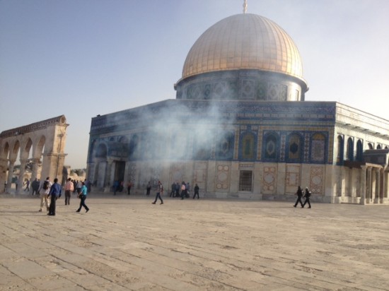 إصابة عشرات الفلسطينيين بجروح وحالات اختناق خلال مواجهات مع الاحتلال في الأقصى