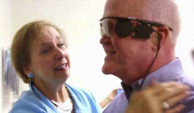 بعد فقدانه البصر 30 عاماً رأى زوجته للمرة الأولى