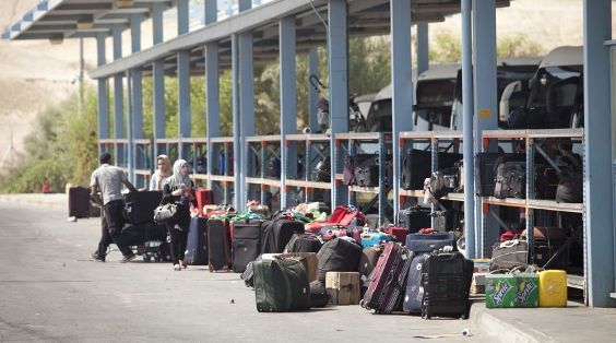 الاحتلال يمنع سفر 47 مواطناً من معبر الكرامة