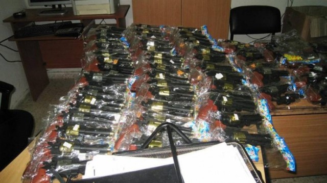 ضبط كميات من المسدسات البلاستيكية والخرز في الضفة 