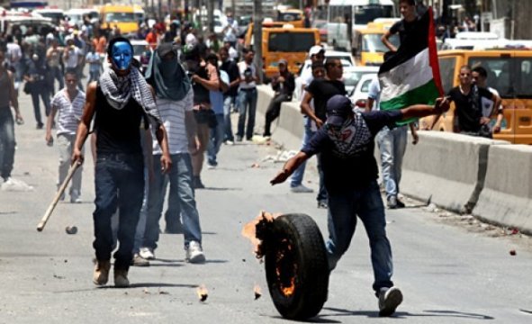 قلنديا.. اقتحام منزل أسير ومواجهات مع الاحتلال