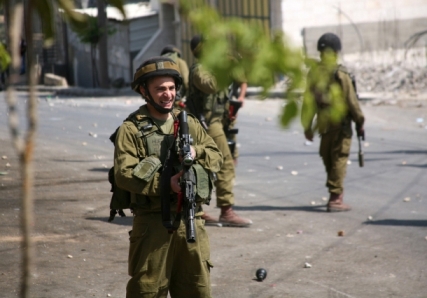 الاحتلال يتحدث عن إصابة أحد جنوده خلال محاولة دهسه من قبل سيارة فلسطينية