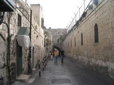 حرق سجل الزوار والتواقيع في كنيسة بالقدس المحتلة