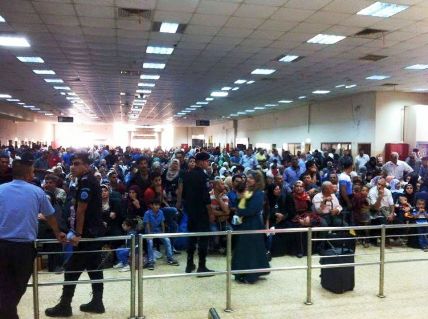 الاحتلال يمنع سفر 40 مواطن من معبر الكرامة 