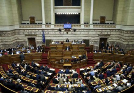 البرلمان اليوناني يصادق على مقترح الحكومة تنظيم استفتاء لعرض اتفاق قدمه الدائنون