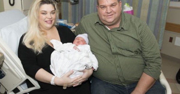 امرأة تنجب طفلا يزن 15 كيلو غراما