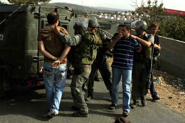 قوات الاحتلال تعتقل 13 فلسطينياً من الضفة الغربية