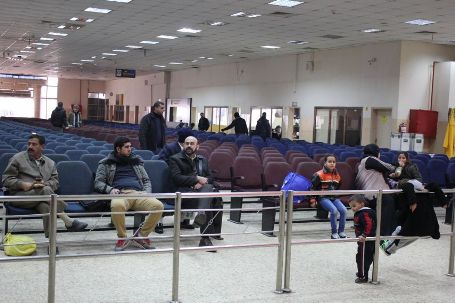 اريحا... الاحتلال يمنع 10 مواطنين من السفر عبر الكرامة