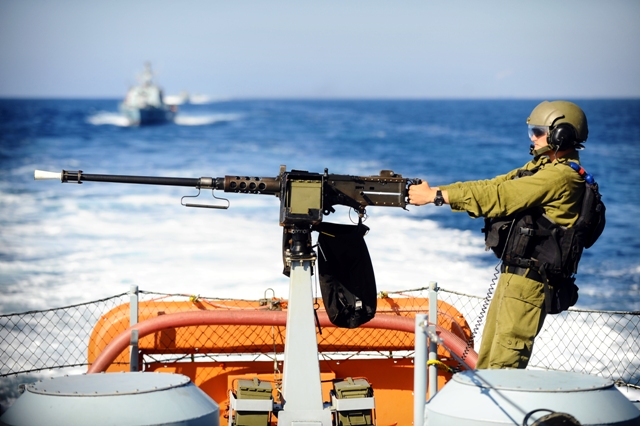 زوارق الاحتلال تستهدف قوارب الصيادين في غزة