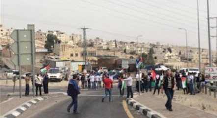 نشطاء يقتحمون منطقة أي2 الاستيطانية في الضفة الغربية المحتلة 
