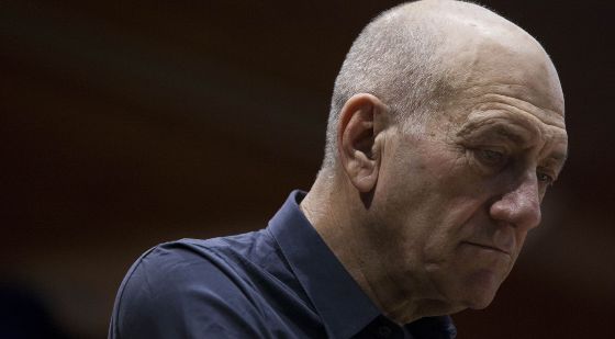 أولمرت خارج السجن