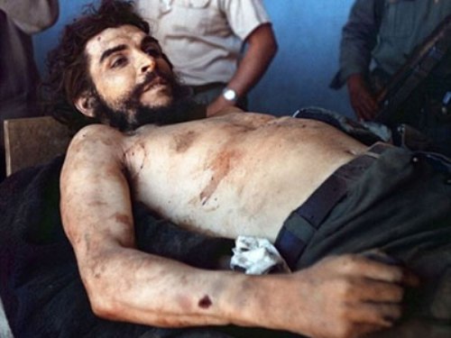 صور نادرة لـ”جيفارا” بعد مقتله على يد الجيش البوليفي