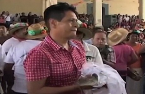 عمدة بلدة مكسيكية يعقد قرانه على تمساح